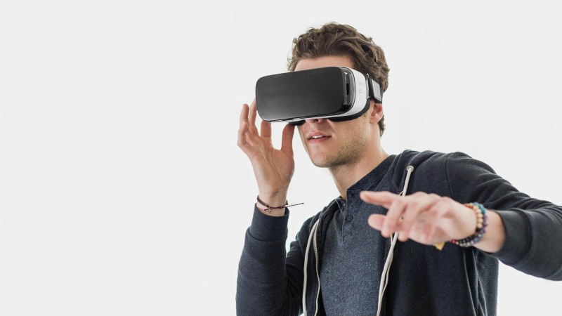 Junger Mann mit VR-Brille