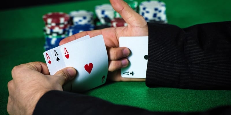 Tramposo de casino con 'As bajo la manga'