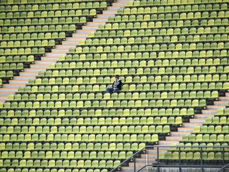 Tribunes vides d’un terrain