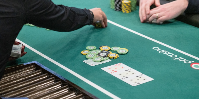 Mesa de póker con fichas de juego