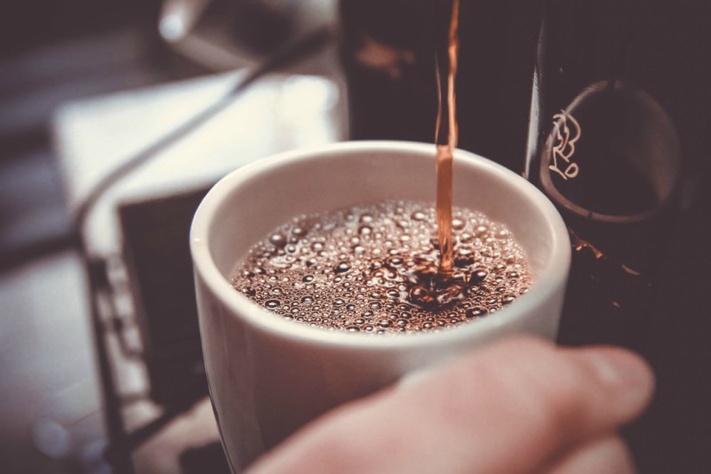 Kaffe fylles i kopp