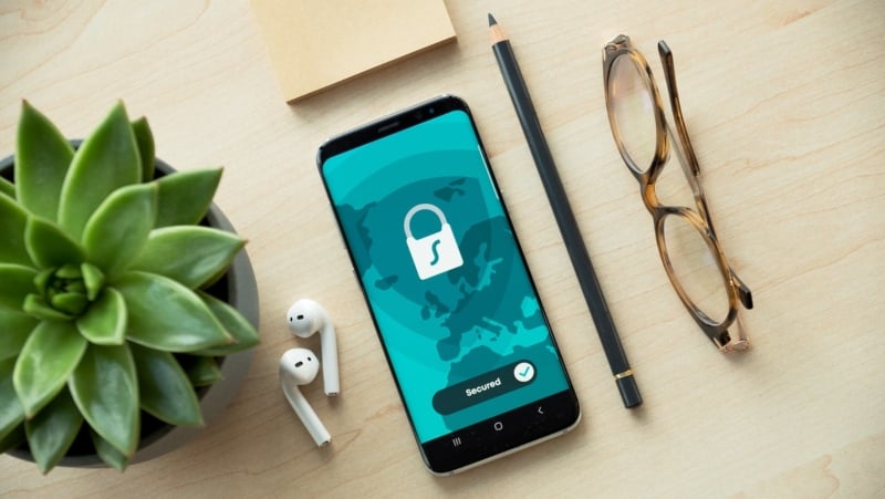 téléphone sécurisé sur une table