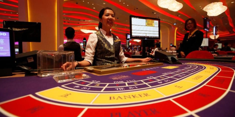 Forbes Eine Dealerin wartet auf Spieler am Baccarat Tisch