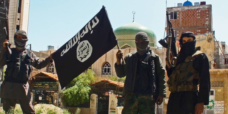 Vermummte Terroristen des IS halten Ihre Waffen und die Flagge des IS in den Händen; Spin Palace Blog