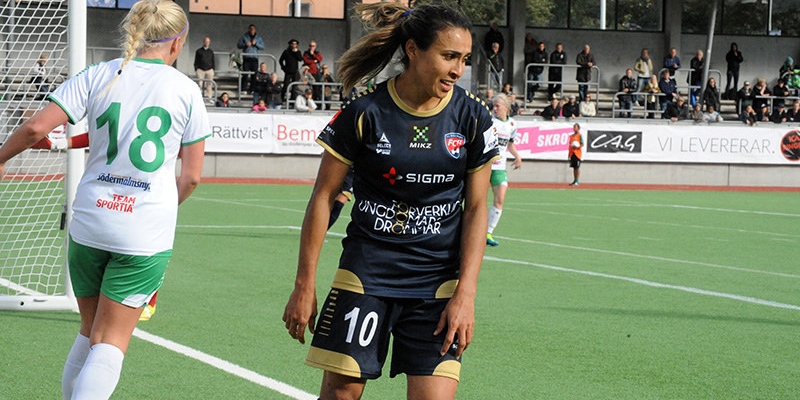 footballeuse Marta Da Silva sur le terrain en cours de jeu