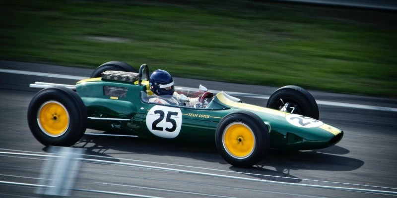 Eines der frühen Formel-1-Fahrzeuge des Teams Lotus auf der Rennstrecke.