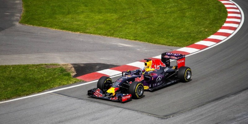 Ein Formel-1-Pilot steuert seinen Rennboliden von Red Bull gekonnt um die Kurve.