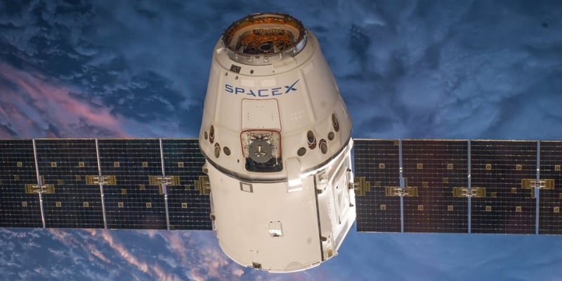 Pesawat luar angkasa SpaceX Dragon sedang mengorbit Pesawat luar angkasa SpaceX Dragon sedang mengorbit