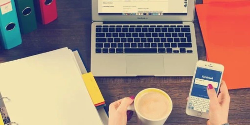 femme au bureau avec café et ordinateur femme au bureau avec café et ordinateur