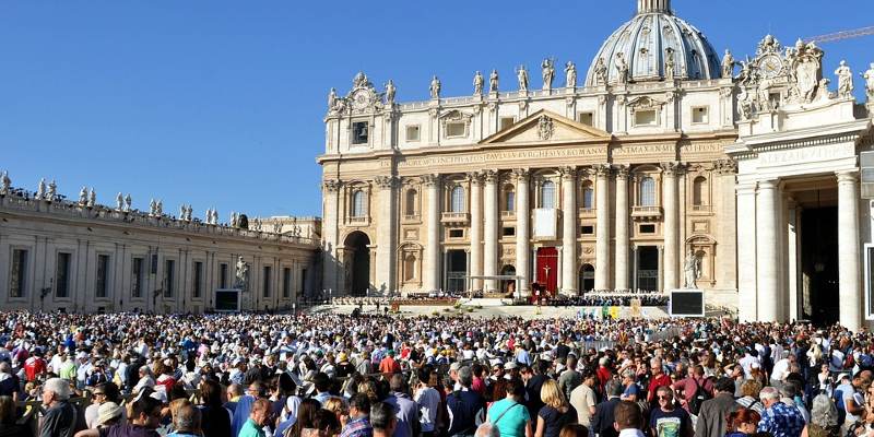 Crowd in front of the Vatican Crowd in front of the Vatican