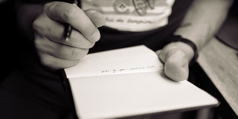 Escribiendo en un bloc de notas Escribiendo en un bloc de notas