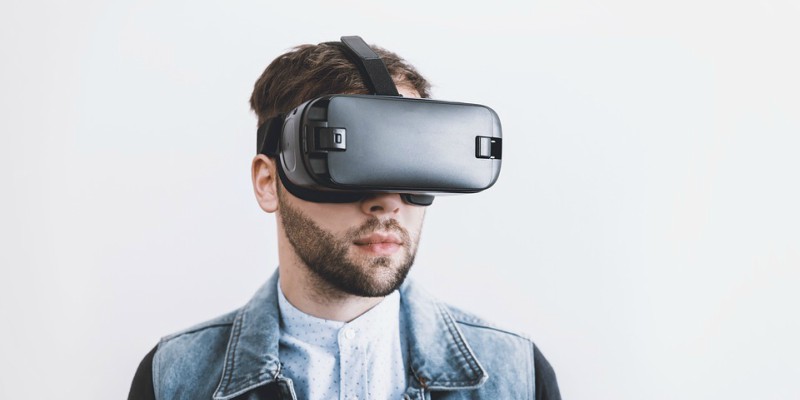Gutt med VR-briller